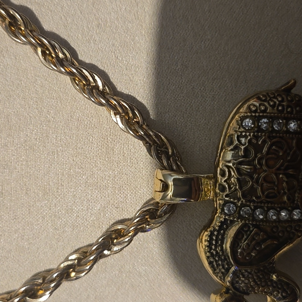 Vintage Roman Gold Tone Filigree Elephant Pendant Necklace💫 - Picture 3 of 6